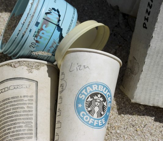 Tisztább város – óriás kávéscsészékkel Tisztább város óriás csészékkel