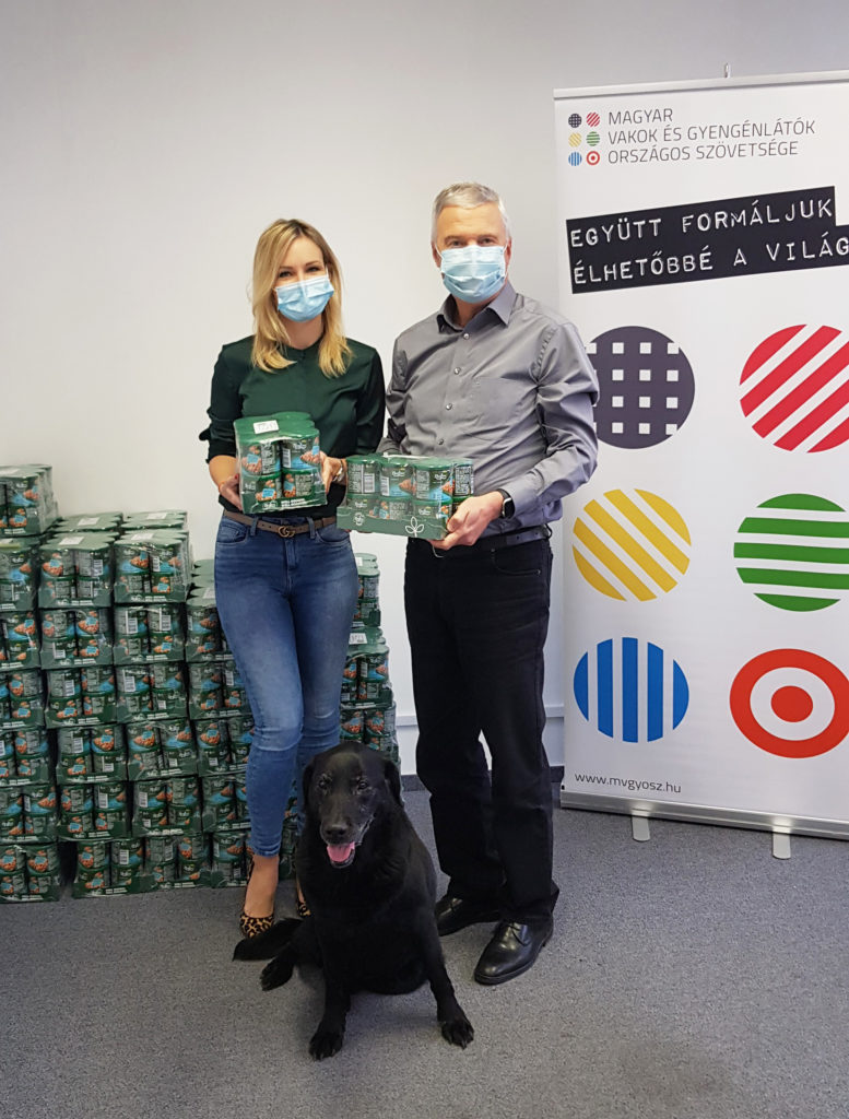  Marton Adrienn, a Nutline nagykövete, gasztro műsorvezető;  dr. Nagy Sándor, a Magyar Vakok és Gyengénlátók Országos Szövetségének elnöke (MVGYOSZ) és Ales, a nyugdíjas vakvezetőkutya