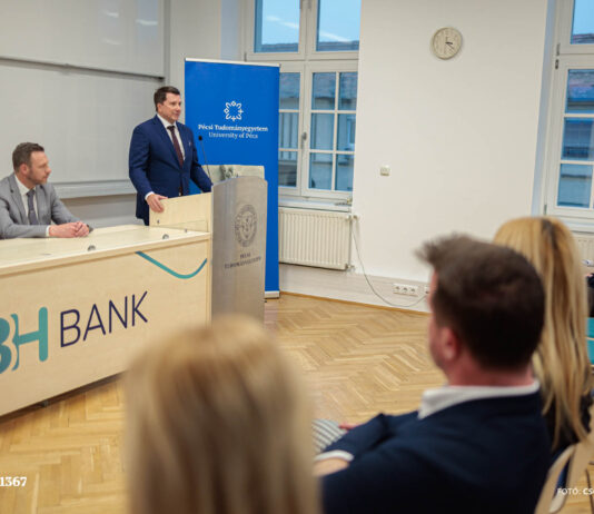 Az MBH Bank arculatát viselő új teremmel bővült a Pécsi Tudományegyetem Közgazdaságtudományi Kara MBH Bank -Pécsi Tudományegyetem